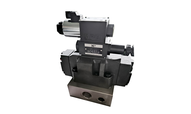 工程機械（混凝土泵車）中的帶緩沖換向閥組